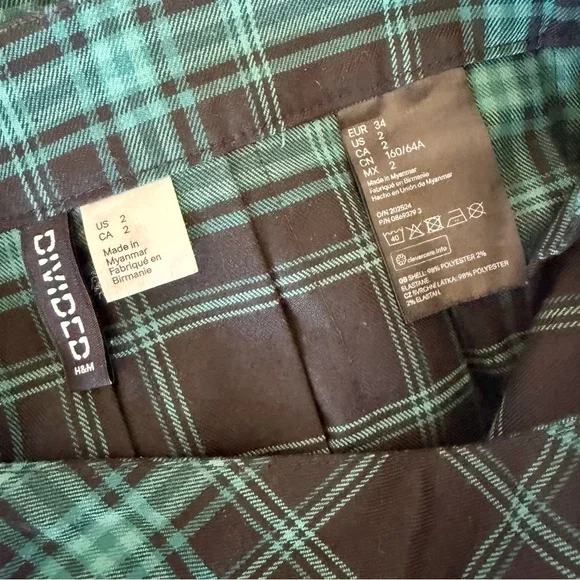 H&M Divided Twill Green & Black Plaid Tartan Pleated Flared Mini Skirt, Size 2 - Picture 3 of 4